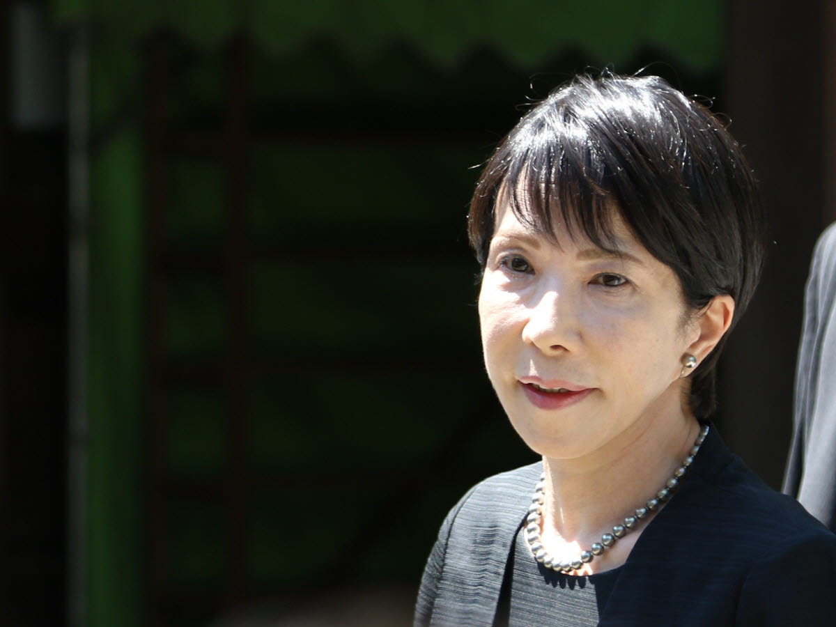 일본이 패전 80년을 맞은 15일 도쿄 야스쿠니신사를 참배한 집권 자민당 다카이치 사나에 의원이 취재진 질문에 답하고 있다.