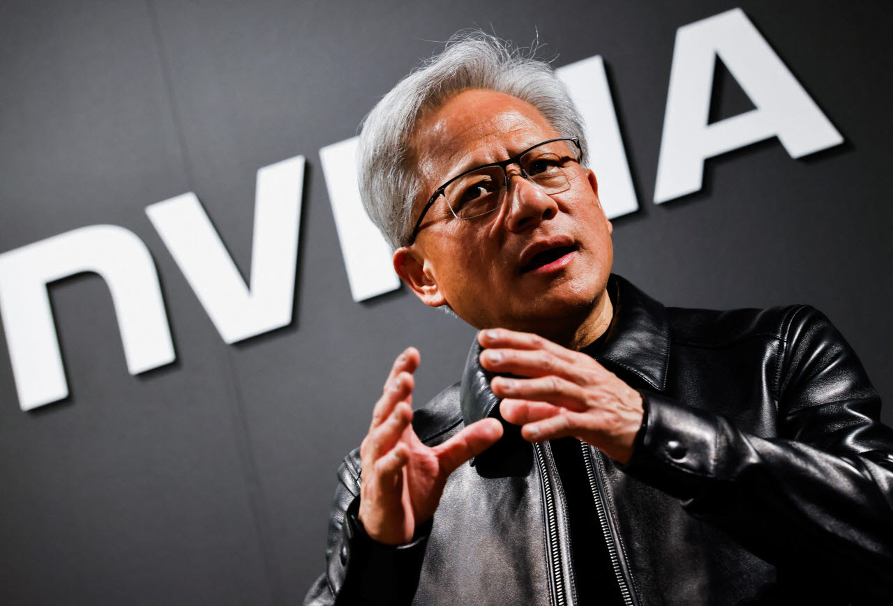 젠슨 황 엔비디아 최고경영자(CEO)가 지난 7월 16일 일본 도쿄에서 열린 AI 생태계 리셉션에 참석한 뒤 취재진의 질문에 답하고 있다. (사진=로이터)