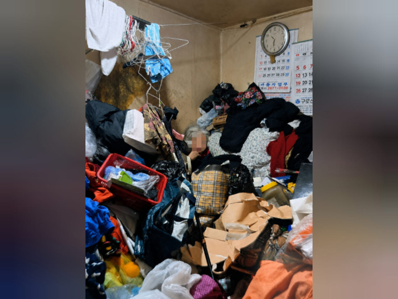 저장강박증을 가진 이모(81) 씨의 쪽방 내부 모습.(사진= 영등포역파출소 제공)