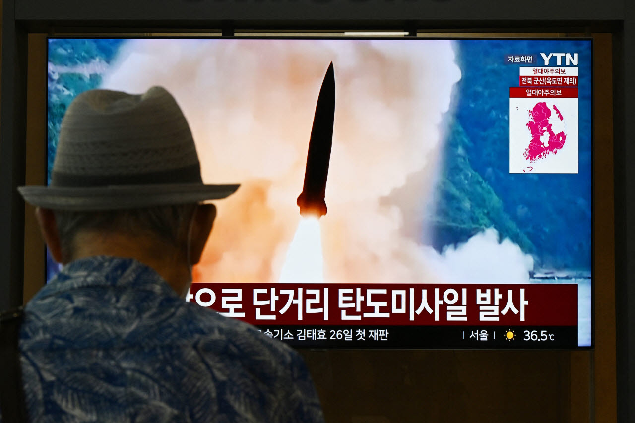 서울의 한 기차역에 설치된 화면에 지난 6일 북한의 미사일 발사 장면이 담긴 자료 화면이 나오고 있다. 북한은 이날 동해상으로 단거리 탄도미사일 1발을 쏜 데 이어 12일에도 원산 일대에서 탄도미사일을 발사했다. (사진=AFP)