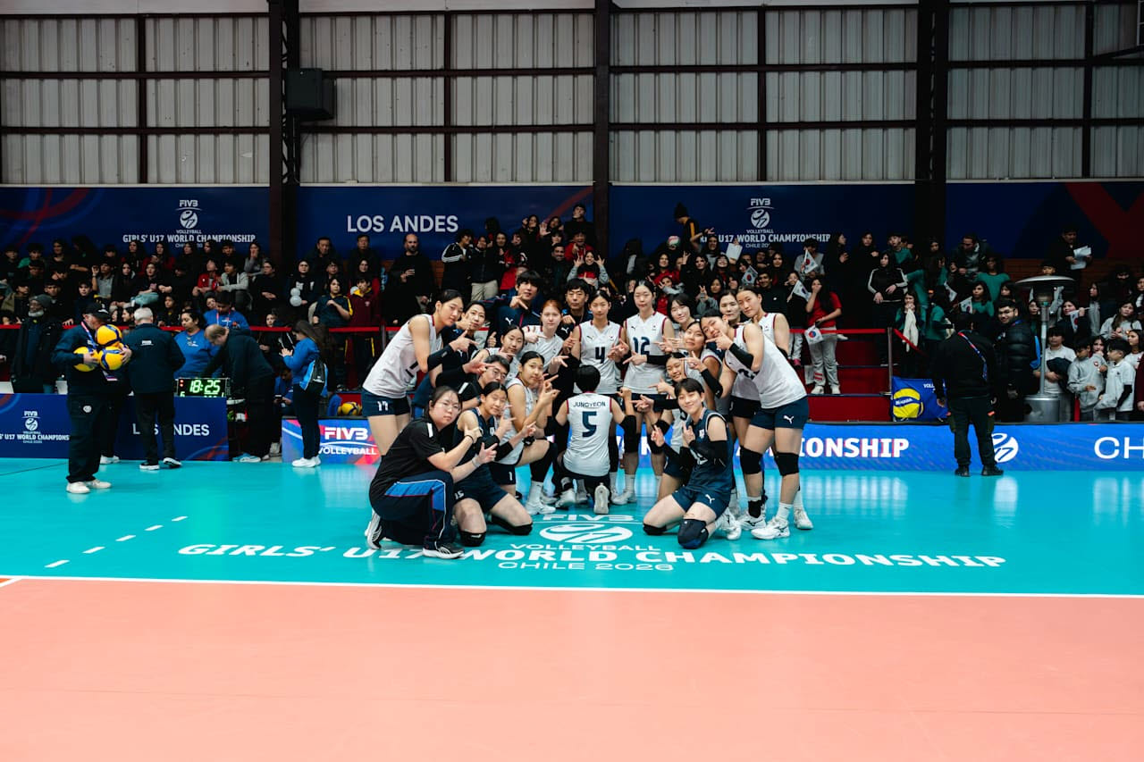 한국 U-17 여자배구 대표팀이 5연승을 거둔 뒤 기념촬영을 하고 있다. 사진=FIVB