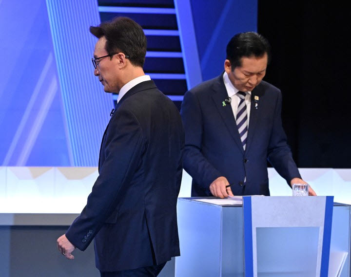 더불어민주당 김민석·정청래 당 대표 후보가 5일 서울 영등포구 여의도 KBS에서 열린 제2차 TV 토론회를 준비하고 있다. (사진=국회 기자단)