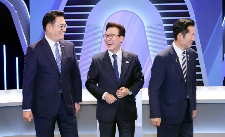 더불어민주당 송영길·김민석·정청래 당 대표 후보가 5일 서울 영등포구 여의도 KBS에서 열린 제2차 TV 토론회에 참석해 기념 촬영을 하며 인사를 나누고 있다. (사진=국회 기자단)