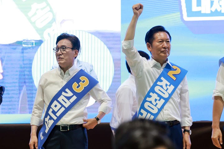 더불어민주당 김민석·정청래 당대표 후보가 9일 강원도 횡성국민체육센터에서 열린 민주당 대표·최고위원 후보자 강원 합동연설회에서 기념 촬영을 준비하고 있다.(사진=연합뉴스)