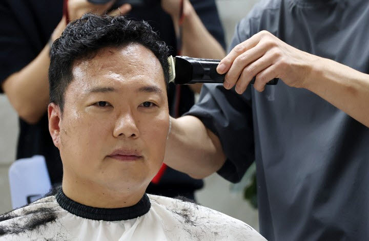 논산훈련소 입소 앞두고 두발 정리하는 천하람 원내대표(사진=연합뉴스)
