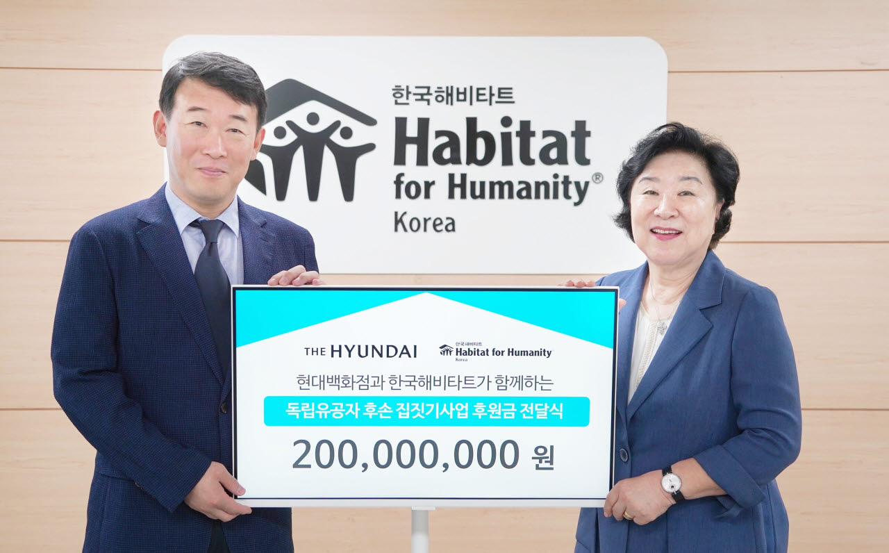 지난 11일 오후, 서울 강남구 해비타트 서울지회에서 진행된 독립유공자 후손 보금자리 지원 후원금 전달식에서 양명성 현대백화점 영업전략담당 상무(왼쪽)와 마희자 한국해비타트 이사장이 기념사진을 찍고 있다. (사진=현대백화점)