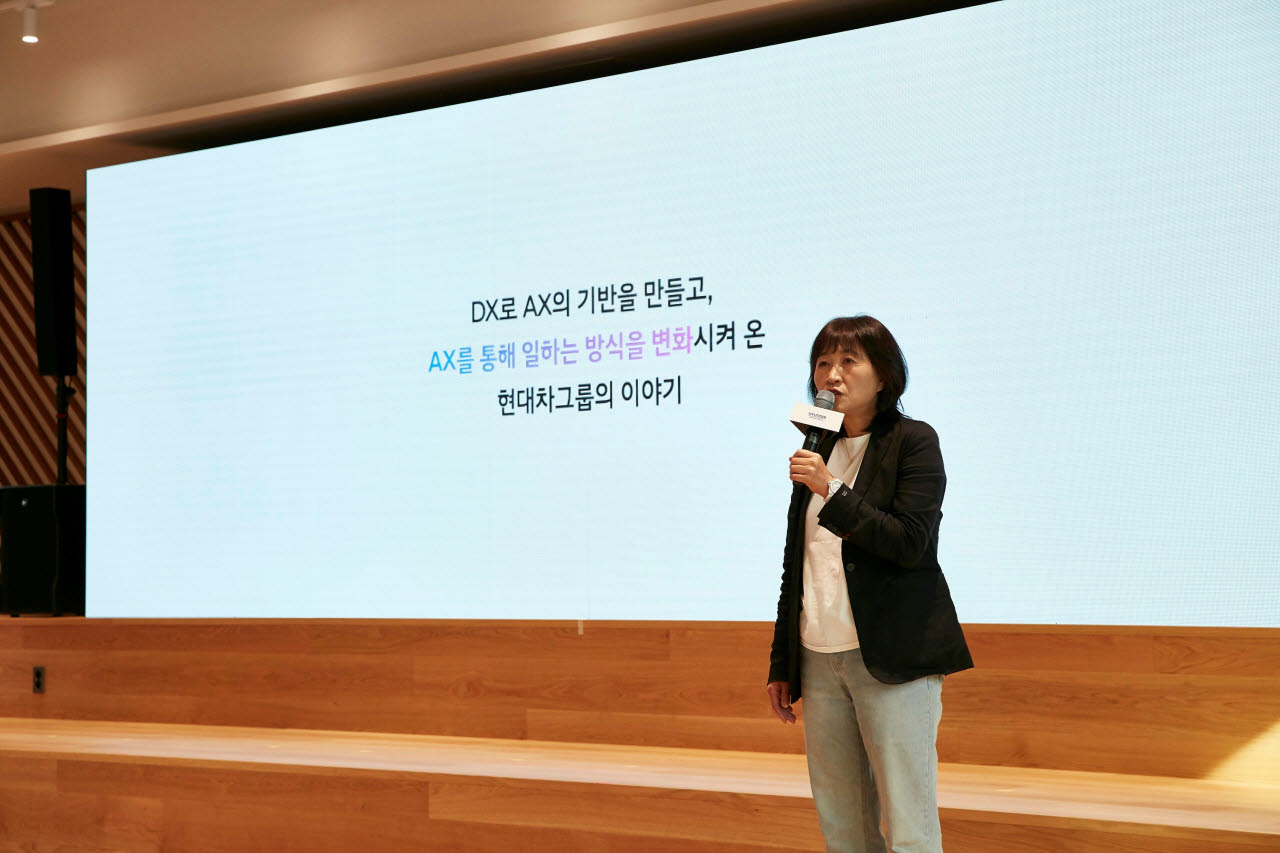 서울 서초구 양재 본사에서 열린 ‘현대차그룹 AX 성과 발표회(Beyond AI, Transforming the Way We Work)’에서 발표 중인 현대차·기아 ICT담당 진은숙 사장. (사진=현대차그룹)
