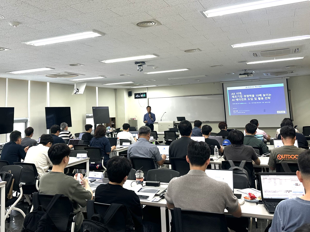 지난 1일 한국공학대학교 산학융합관에서 AI아카데미 1차 교육이 진행되고 있다. (사진=중진공)