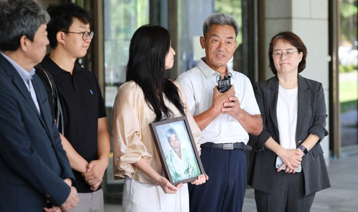 일본제철 강제동원 피해자 고 민문식 씨의 장남 민병조(오른쪽 두번째) 씨와 손녀 민사라 씨가 12일 서울 서초구 대법원에서 열린 일본제철 강제동원 손해배상 청구소송 상고심 선고를 마치고 나와 입장을 밝히고 있다.(사진=연합뉴스)