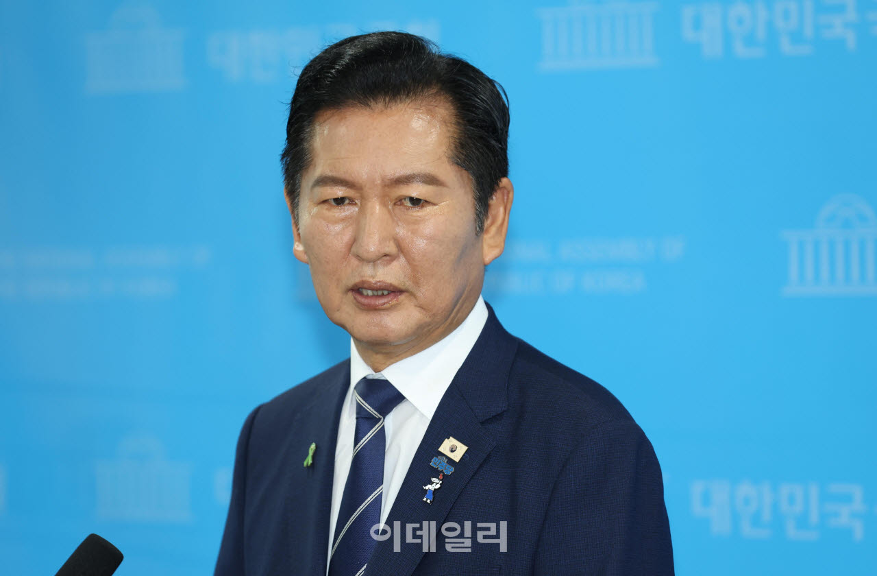 정청래 더불어민주당 당 대표 후보가 12일 서울 영등포구 여의도 국회 소통관에서 취재진 물음에 답하고 있다. (사진=노진환 기자)