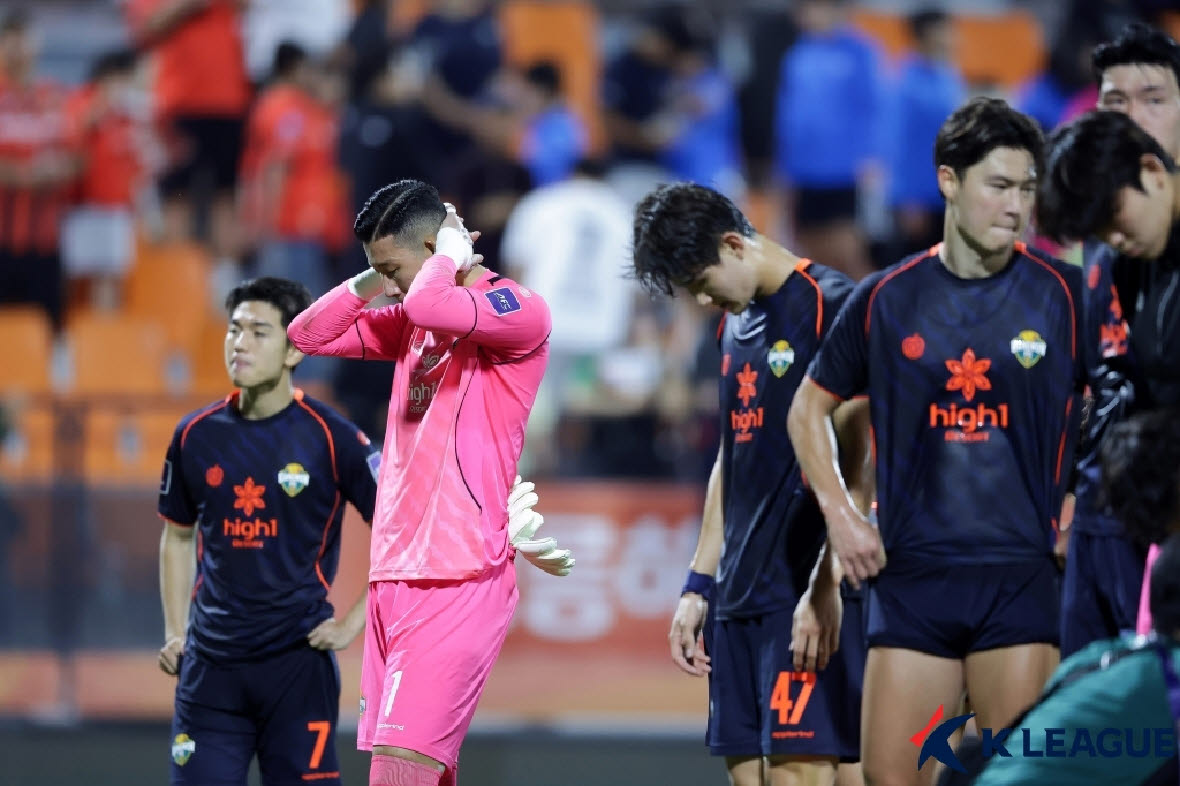 억울한 패배를 당한 강원FC 선수들이 아쉬움을 감추지 못하고 있다. 사진=프로축구연맹