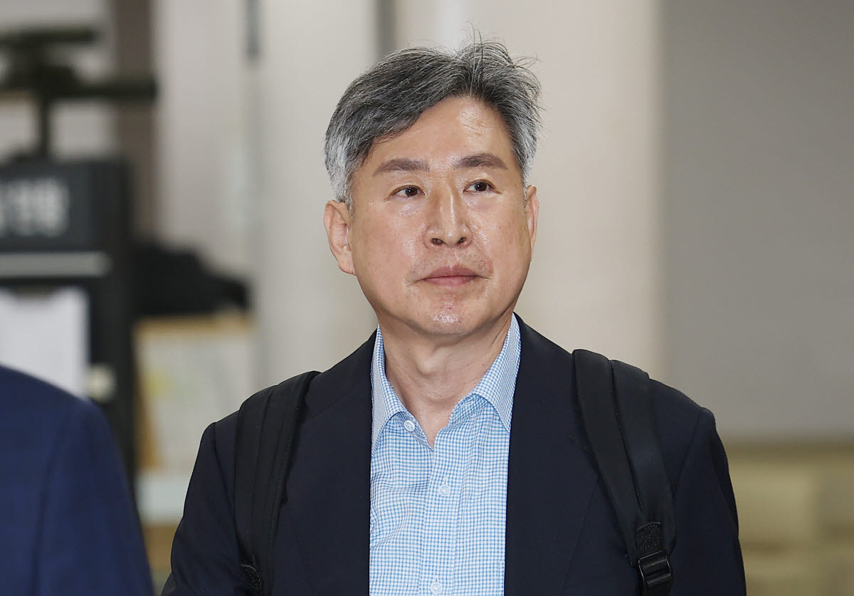 계엄에 해양경찰청을 가담시키려 한 의혹을 받는 김종욱 전 해경청장이 지난달 3일 서울 서초구 서울중앙지방법원에서 열린 구속 전 피의자 심문(영장실질심사)에 출석하고 있다. (사진=연합뉴스)