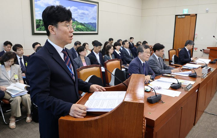 김영훈 고용노동부 장관이 12일 국회 기후에너지환경노동위원회 전체회의에서 업무 보고하고 있다.(사진=연합뉴스)