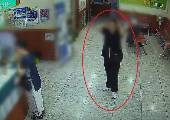 지난 4일 경기 평택시의 한 병원에서 수면 위내시경 검사를 받은 뒤 진료비를 결제하지 않고 병원을 빠져나간 혐의를 받는 30대 여성 A씨. (사진=YTN 화면 캡처)