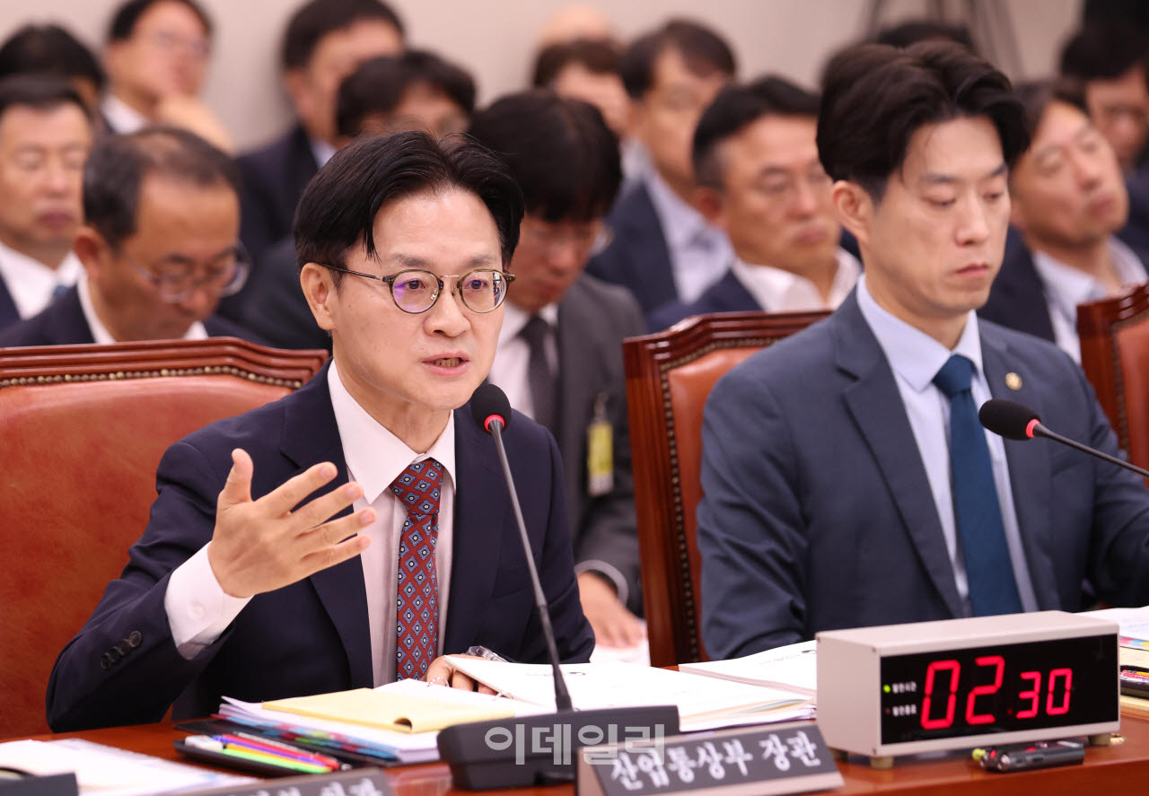 김정관 산업통상부 장관이 12일 서울 여의도 국회에서 열린 산업통상자원중소벤처기업위원회 전체회의에서 질의에 답변하고 있다. (사진=노진환 기자)