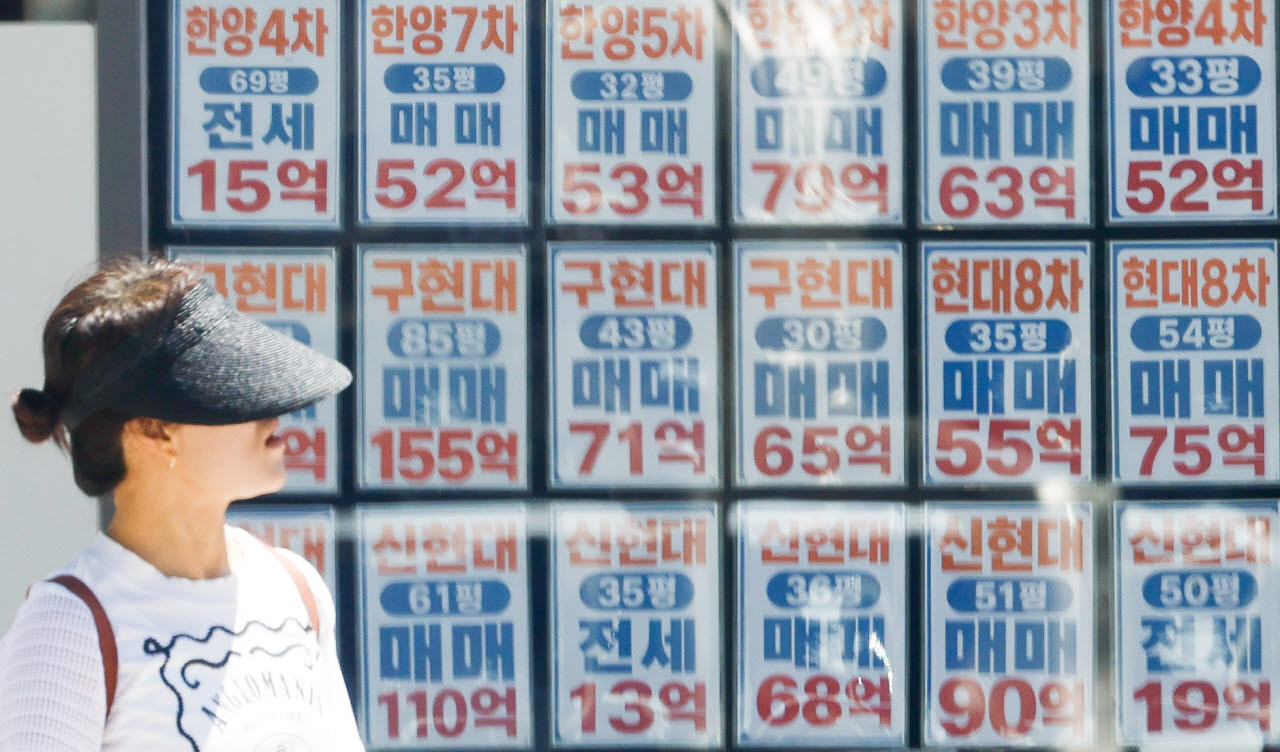 [이데일리 방인권 기자] 정부가 부동산 세제 개편안을 발표한 뒤 고가 주택이 밀집한 서울 강남권을 중심으로 이전 최고 거래가나 시세보다 가격을 낮춘 매물들이 등장하고 있는 가운데 서울 강남구의 한 공인중개사에 아파트 매매 및 전,월세 가격표가 붙어 있다.부동산 플랫폼 아실에 따르면 서울 아파트 매매 물건은 6만 2789건으로 정부의 세제 개편안이 발표된 지난 3일(6만 429건)보다 3.9% 늘었다. 특히 고가 단지가 밀집한 강남구는 지난 3일 9453건에서 이날 1만 33건으로 일주일 남짓 만에 6.1%나 매물이 늘었다. 서초구도 같은 기간 7630건에서 8107건으로 6.2% 증가했다.