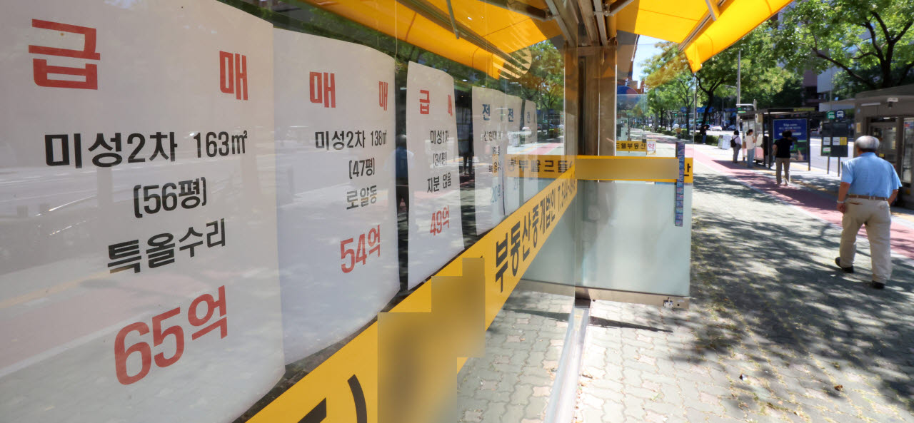 [이데일리 방인권 기자] 정부가 부동산 세제 개편안을 발표한 뒤 고가 주택이 밀집한 서울 강남권을 중심으로 이전 최고 거래가나 시세보다 가격을 낮춘 매물들이 등장하고 있는 가운데 서울 강남구의 한 공인중개사에 아파트 매매 및 전,월세 가격표가 붙어 있다.부동산 플랫폼 아실에 따르면 서울 아파트 매매 물건은 6만 2789건으로 정부의 세제 개편안이 발표된 지난 3일(6만 429건)보다 3.9% 늘었다. 특히 고가 단지가 밀집한 강남구는 지난 3일 9453건에서 이날 1만 33건으로 일주일 남짓 만에 6.1%나 매물이 늘었다. 서초구도 같은 기간 7630건에서 8107건으로 6.2% 증가했다.