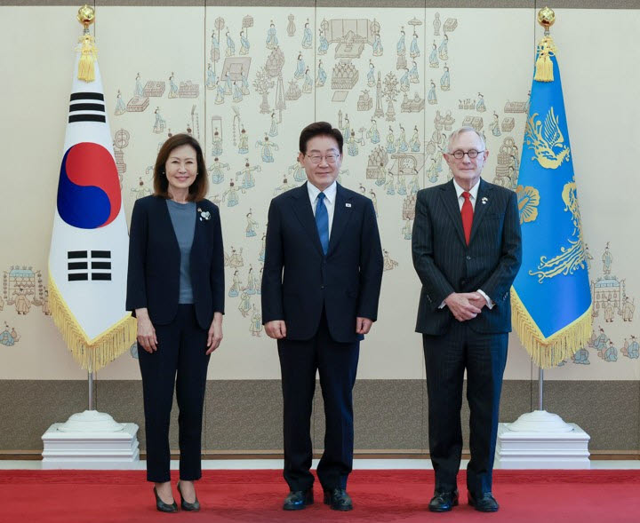 이재명 대통령이 12일 청와대에서 열린 주한대사 신임장 제정식에서 미셸 스틸 미국대사와 기념촬영을 하고 있다. 오른쪽은 스틸 대사의 남편 숀 스틸 변호사.(사진=연합뉴스)