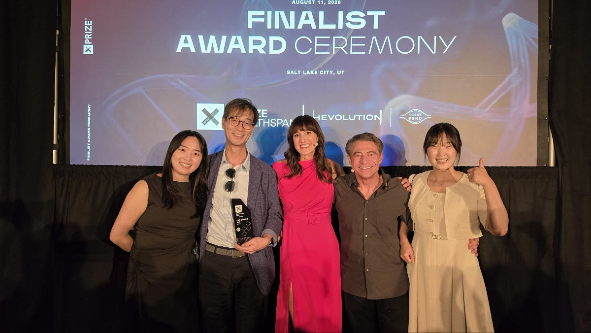 피알지에스앤텍이 XPRIZE TOP 10을 수상했다. 사진은 박범준 대표(왼쪽에서 두 번째)가 기념 촬영을 하고 있는 모습.(사진=피알지에스앤텍)