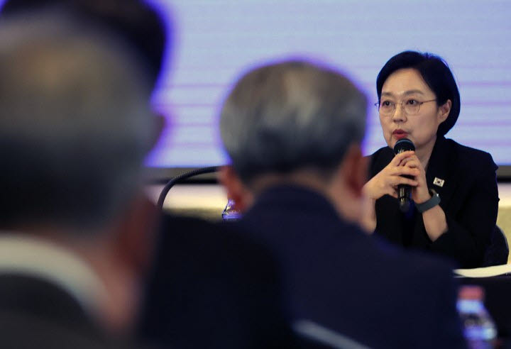 한성숙 국무총리가 12일 서울 영등포구 중소기업중앙회에서 열린 중소·벤처·스타트업 규제혁신 대토론회에 참석, 인사말을 하고 있다. (사진=연합뉴스)