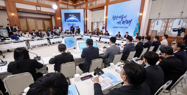 12일 청와대에서 이재명 대통령 주재로 미래성장동력 '7대 SEED' 보고회가 진행되고 있다. (사진=연합뉴스)