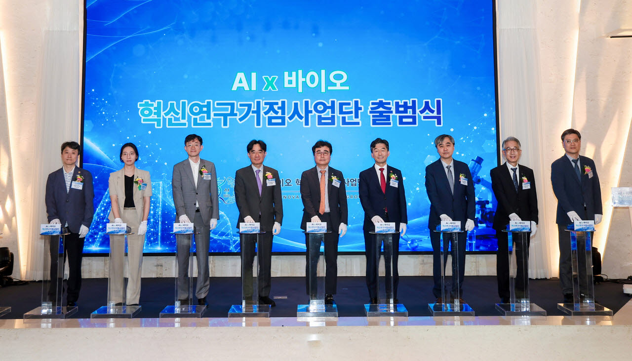 12일 오후 대구광역시 수성구 인터불고호텔에서 'AIx바이오 혁신연구거점 조성 시범사업단 출범식'이 열렸다. 왼쪽부터 정성원 한국연구재단 차세대바이오단장, 한지현 재정경제부 과장, 김태운 대구광역시 인공지능혁신성장실장, 오대현 과학기술정보통신부 미래전략기술정책관, 이현식 경북대학교 교수, 허영우 경북대학교 총장, 양동헌 경북대학교병원장, 박구선 대구경북첨단의료산업진흥재단 이사장, 김상현 경북대학교 교수. (사진=경북대AIx바이오혁신연구거점조성사업단)