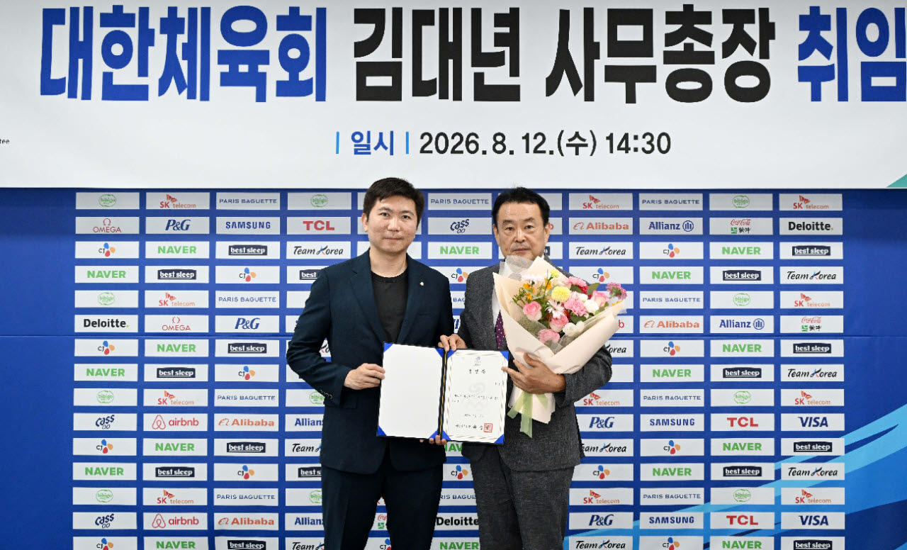 김대년 신임 대한체육회 사무총장이 유승민 대한체육회장과 함께 기념촬영을 하고 있다. 사진=대한체육회