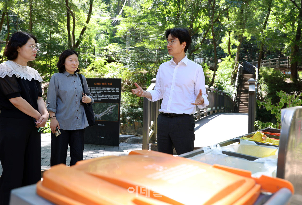 [포토] 서준오 노원구청장, 수락산 벽운계곡 쓰레기 대책 논의