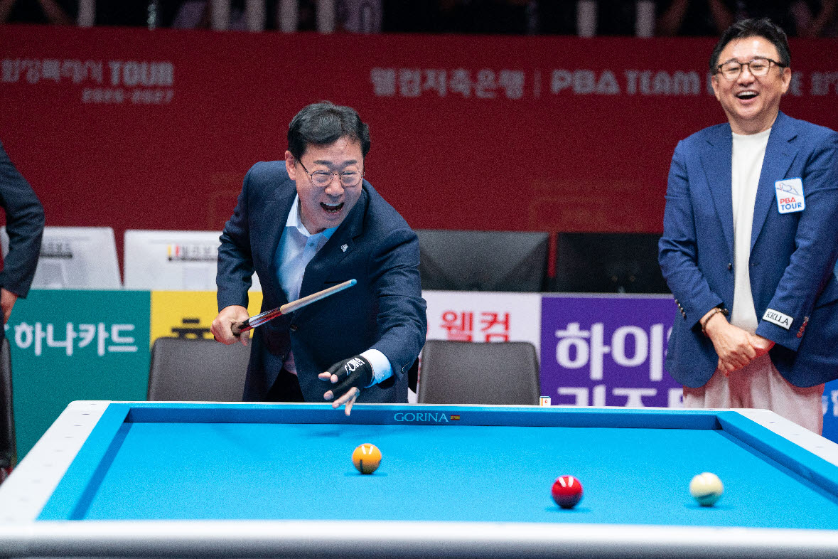 정명근 화성특례시장이 'PBA 팀리그 화성특례시 투어' 개막식에서 시타를 하고 있다. 사진=PBA