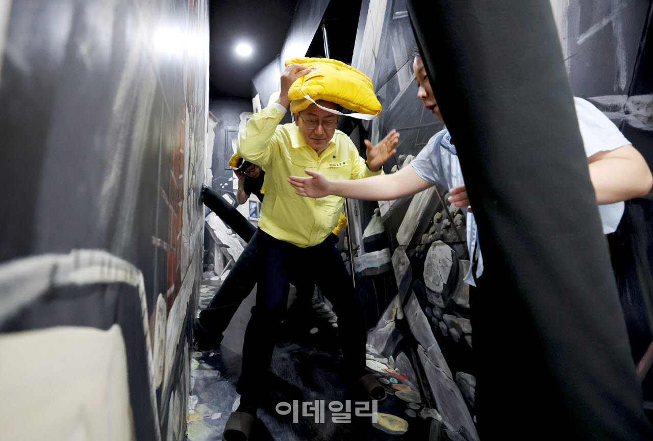 [포토] 지진 대피 체험하는 유보화 성동구청장