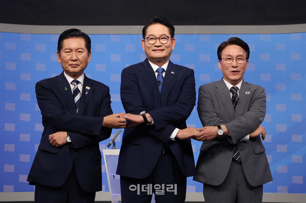 정청래(왼쪽부터), 송영길, 김민석 더불어민주당 당대표 후보가 12일 서울 양천구 SBS에서 열린 TV토론회 시작 전 포즈를 취하고 있다. (사진=국회 사진기자단)