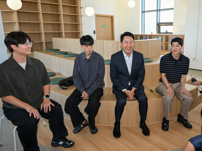 오세훈 서울시장이 12일 서울 구로구 개봉 세이지움 청년안심주택을 방문해 입주 청년들과 간담회를 하고 있다. (사진=공동취재)