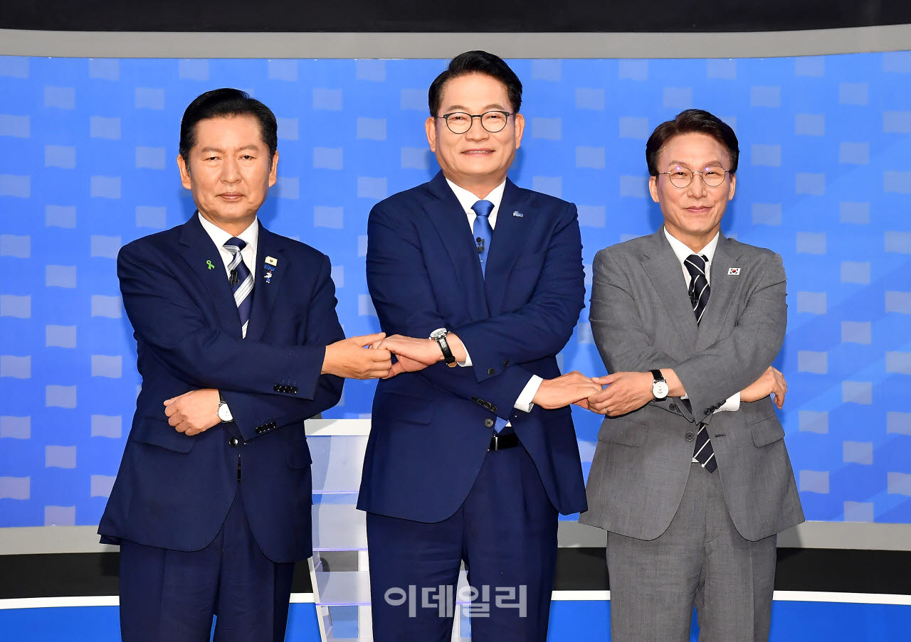 정청래(왼쪽부터), 송영길, 김민석 더불어민주당 당대표 후보가 12일 서울 양천구 SBS에서 열린 TV토론회 시작 전 포즈를 취하고 있다. (사진=노진환 기자)