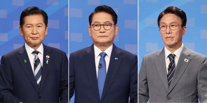 더불어민주당 정청래(왼쪽부터)·송영길·김민석 당 대표 후보가 각각 12일 서울 양천구 SBS 목동 스튜디오에서 열린 TV 토론회에 참석해 시작을 기다리고 있다. (사진=국회사진기자단)