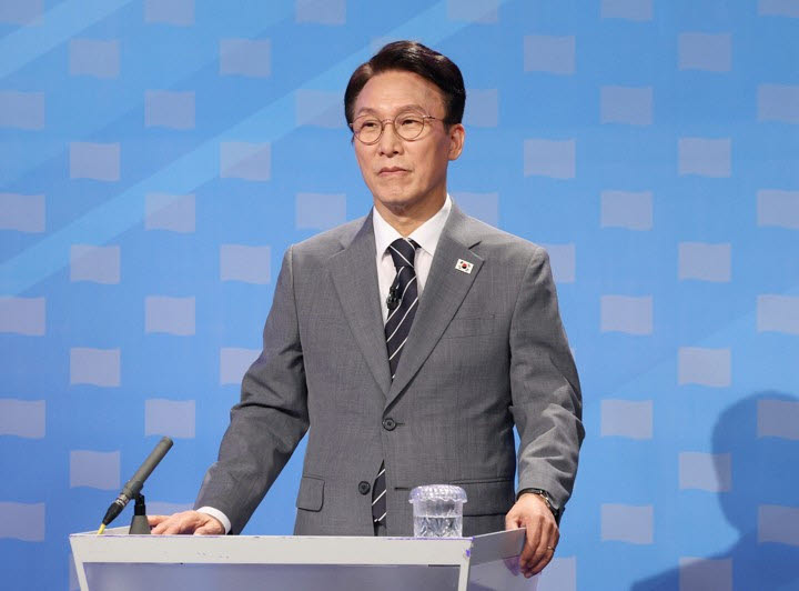 더불어민주당 김민석 당 대표 후보가 12일 서울 양천구 SBS 목동 스튜디오에서 열린 TV 토론회 시작을 기다리며 토론을 준비하고 있다. (사진=국회사진기자단)