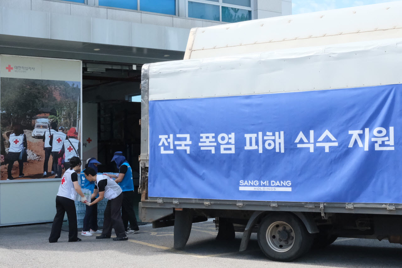 11일 서울 양천구 대한적십자사 재난안전센터에 상미당홀딩스 해피봉사단이 폭염 피해 지역 지원을 위한 생수를 전달하고 있다.