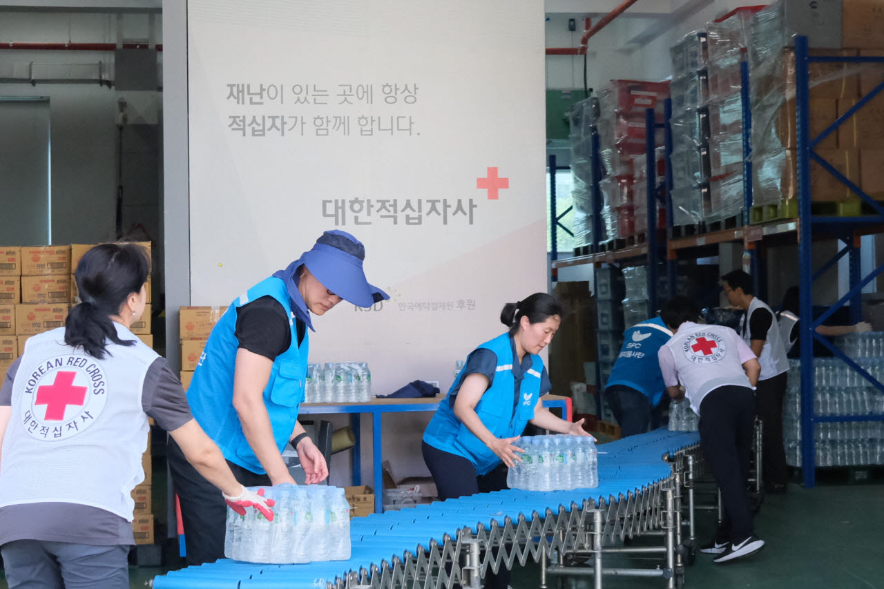11일 서울 양천구 대한적십자사 재난안전센터에 상미당홀딩스 해피봉사단이 폭염 피해 지역 지원을 위한 생수를 전달하고 있다.