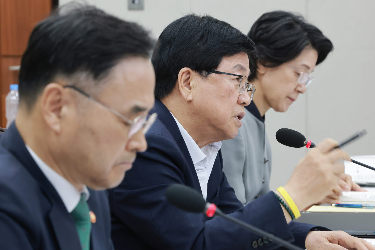 최교진 교육부 장관이 12일 국회 교육위원회 전체회의에서 의원 질의에 답하고 있다. (사진=연합뉴스)