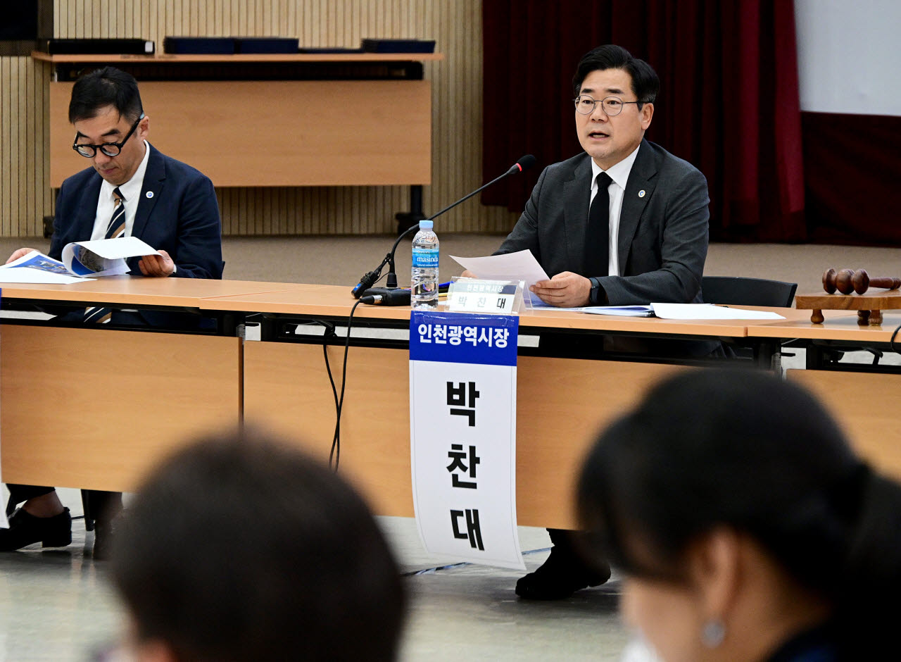 박찬대 인천시장이 12일 시청 대회의실에서 열린 서울7호선 청라연장사업 정상화를 위한 민·관·정 협의체 회의에서 발언하고 있다. (사진 = 인천시 제공)