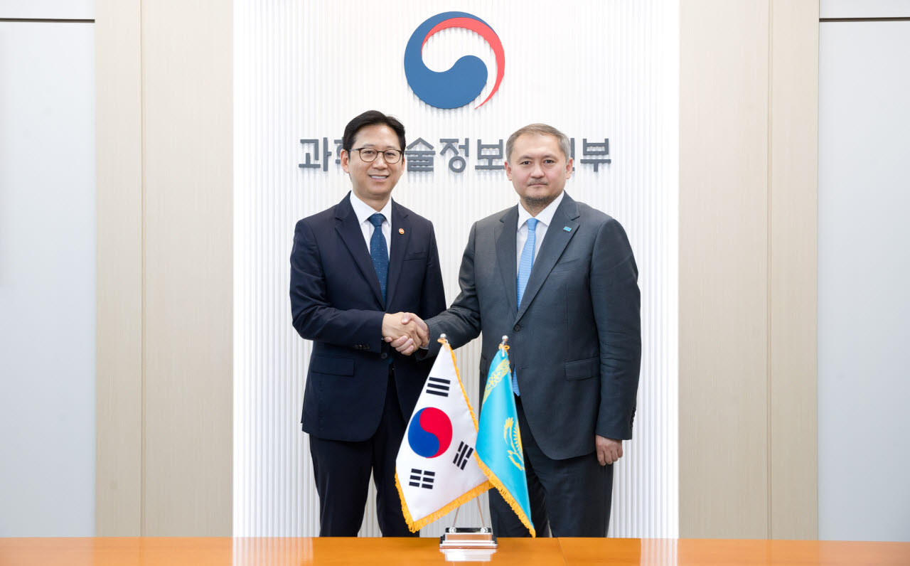 배경훈 부총리 겸 과학기술정보통신부 장관(왼쪽)이 12일 오후 서울 종로구 정부서울청사에서 사야사트 누르벡(Sayasat Nurbek) 카자흐스탄 과학고등교육부 장관과 기념촬영을 하고 있다. 배경훈 부총리와 사야사트 누르벡 장관은 AI 및 과학기술 분야 협력방안을 논의했다. (사진=과학기술정보통신부)