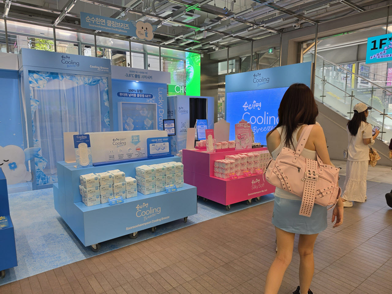 12일 서울 마포구 올리브영 홍대타운점 입구에 마련된 깨끗한나라 여성용품 브랜드 ‘순수한면 쿨링브리즈’ 팝업스토어에 방문객들이 관심을 보이고 있다. (사진=안소현 기자)