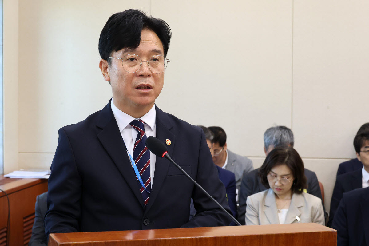 김영훈 고용노동부 장관이 12일 국회 기후에너지환경노동위원회 전체회의에서 업무 보고하고 있다.(사진=연합뉴스)
