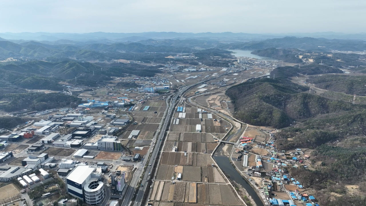 용인 첨단시스템반도체 국가산단이 들어설 이동·남사읍 일대 전경. 중앙을 관통하는 도로가 국도 45호선이다.(사진=용인시)