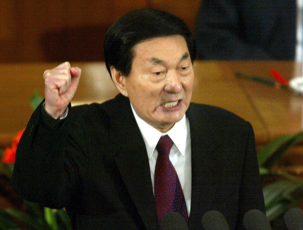 2003년 3월 5일 베이징 인민대회당에서 열린 전국인민대표대회(전인대) 개막식에서 당시 총리였던 주룽지가 그의 마지막 정부 사업보고를 마치면서 주먹을 쥐어 보이고 있다. (사진= AFP)