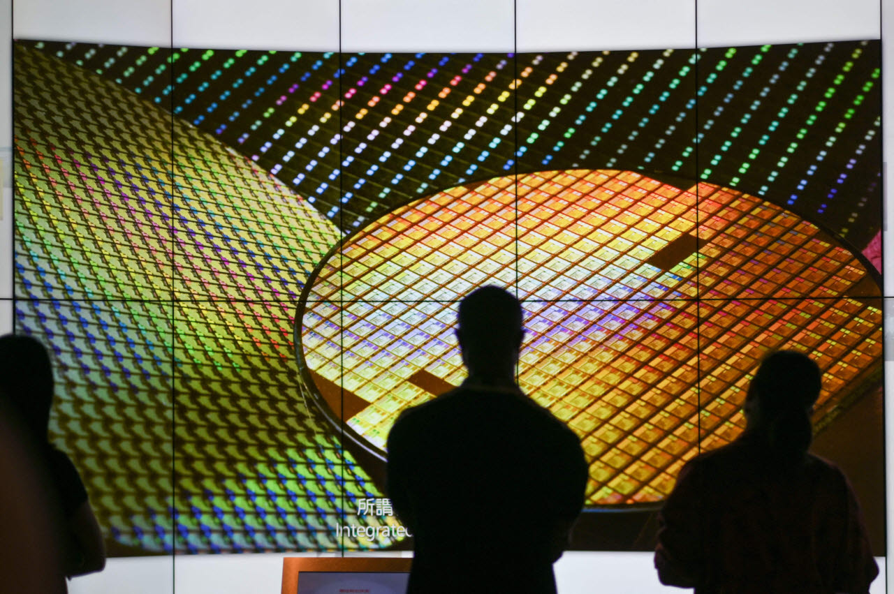대만 신주 과학단지에 있는 TSMC 혁신박물관에서 관람객들이 웨이퍼를 보고 있다. (사진=연합뉴스)
