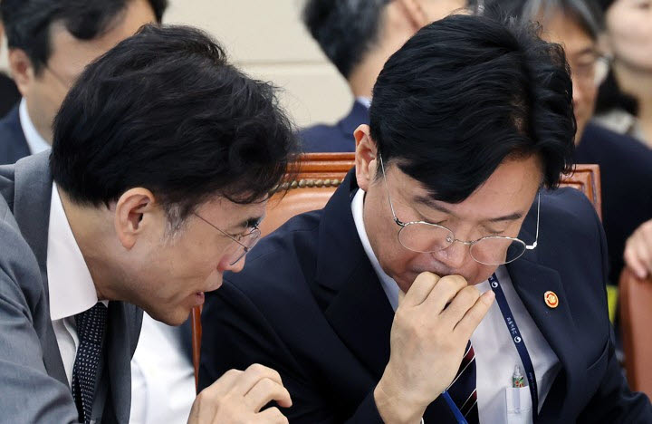김영훈 고용노동부 장관과 권창준 차관이 12일 국회 기후에너지환경노동위원회 전체회의에서 대화하고 있다. (사진=연합뉴스)
