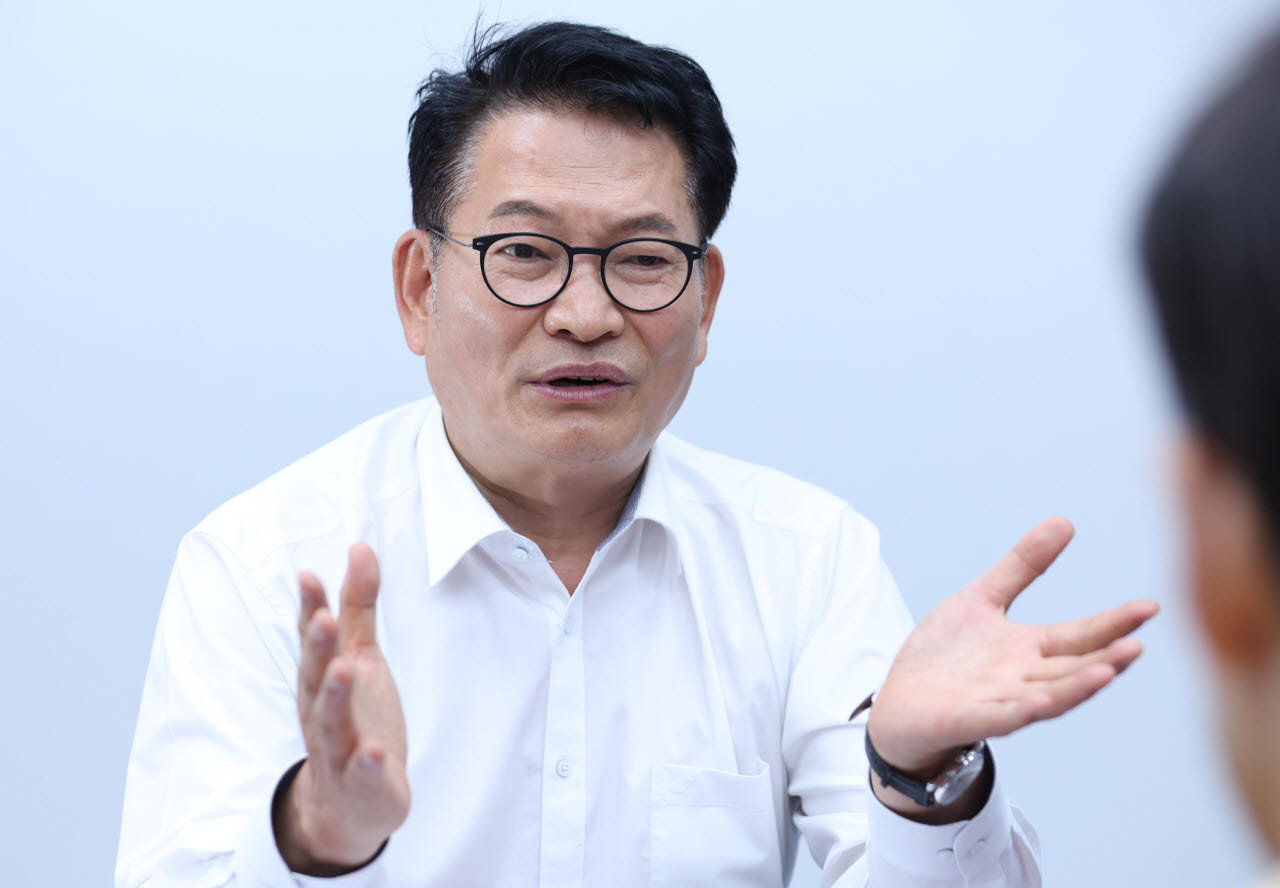 [이데일리 노진환 기자] 당대표 후보로 나선 송영길 더불어민주당 의원이 12일 서울 여의도 국회에서 이데일리와 인터뷰를 하고 있다.