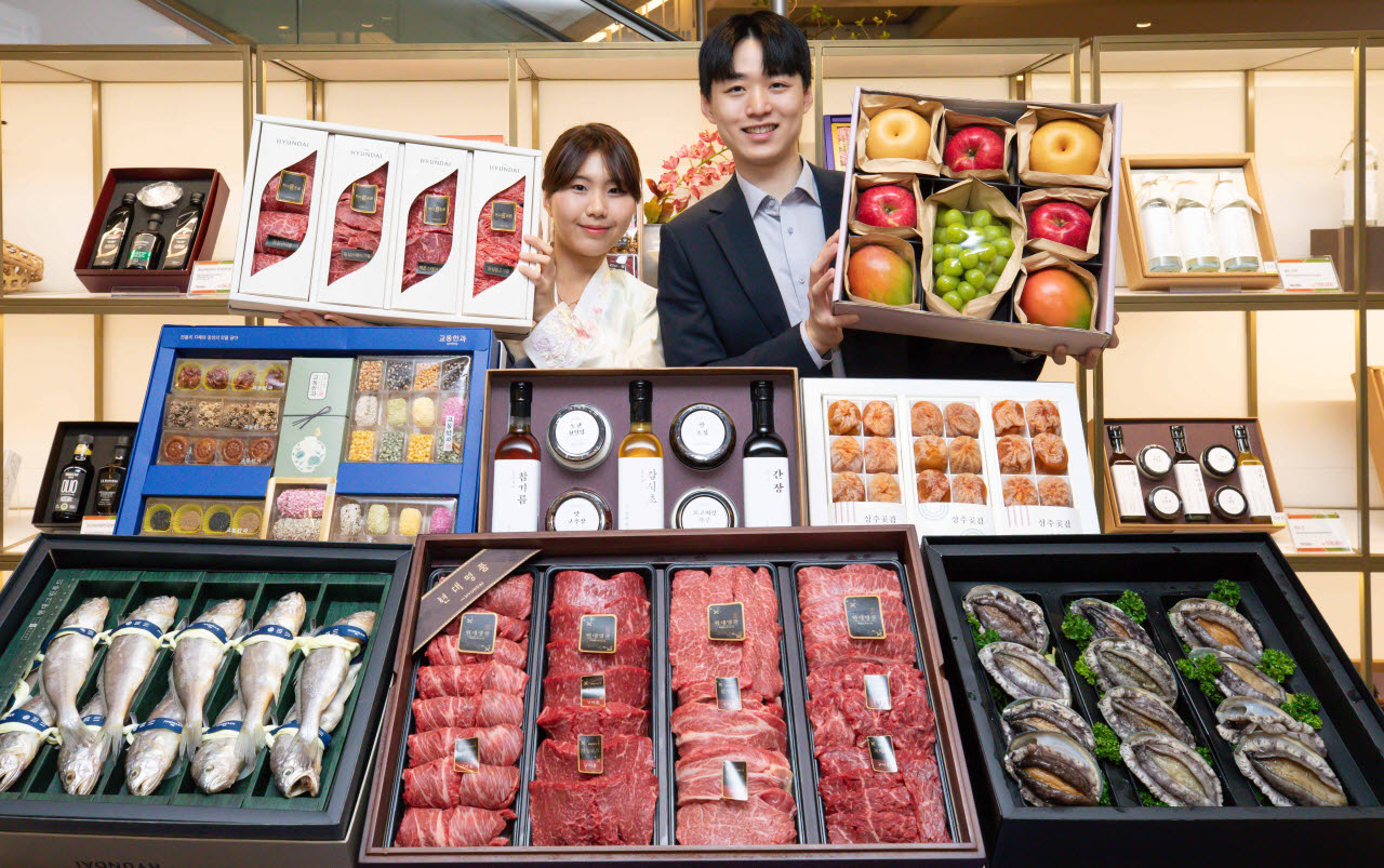 현대백화점 추석선물세트를 홍보하고 있는 모델의 모습. (사진=현대백화점)
