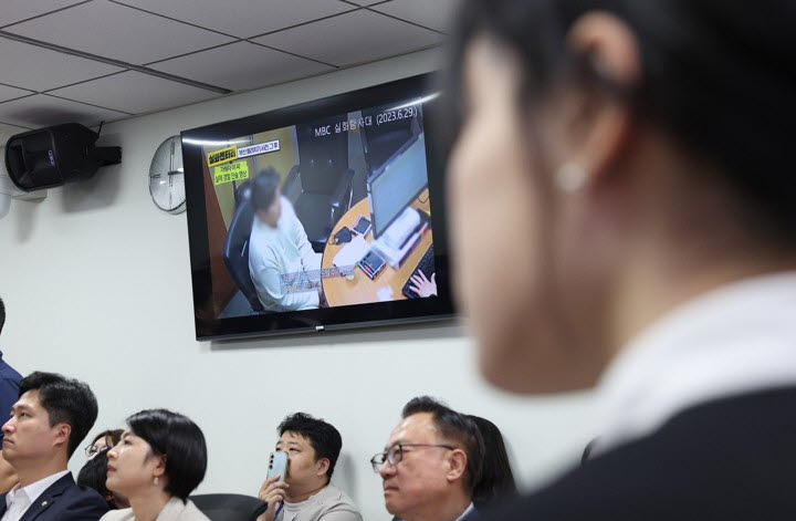 부산 돌려차기 피해자 김진주(가명)씨가 4일 국회 의원회관에서 무소속 한동훈 의원 주최로 열린 '보완수사권 폐지 지옥문이 열렸다' 토론회에서 영상을 시청하고 있다. (사진 = 공동취재단)