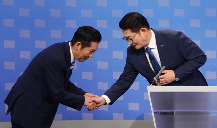 더불어민주당 정청래(왼쪽)·송영길 당 대표 후보가 12일 서울 양천구 SBS 목동 스튜디오에서 열린 TV 토론회에 참석해 인사하고 있다. (사진=국회사진기자단)